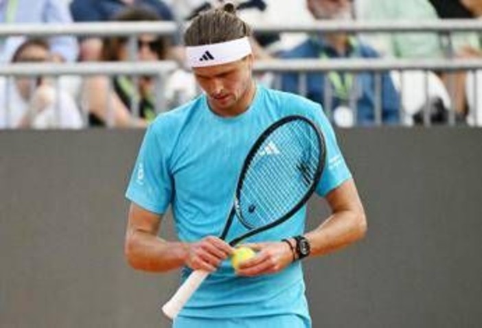 Internazionali, Zverev perde e se la prende con campo: "Peggiore della mia vita" Internazionali, Zverev perde e se la prende con campo: "Peggiore della mia vita"