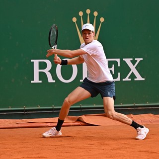 Esordio convincente per Sinner a Montecarlo, avanti Berrettini, fuori Darderi