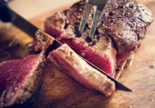 Usa e dieta, Kennedy Jr. capovolge piramide alimentare: più carne rossa e latte intero Usa e dieta, Kennedy Jr. capovolge piramide alimentare: più carne rossa e latte intero