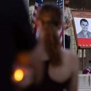 &quot;You're fired&quot;, esultano per morte Kirk e vengono licenziati: il caso