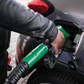 Carburanti, Mimit: ancora ribassi per benzina e diesel. Ma i consumatori: "Prezzi veloci a salire e lenti a calare"