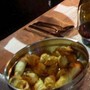 Aprono un ristorante in un cimitero in Svizzera: tavoli nelle stanze delle urne funerarie