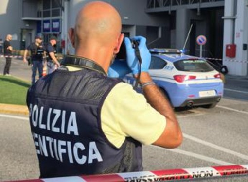 Brescia, accoltellata dall'ex marito davanti al figlio fuori da un centro commerciale Brescia, accoltellata dall'ex marito davanti al figlio fuori da un centro commerciale