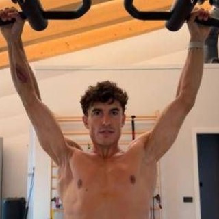 Marquez e la foto choc: il pilota mostra la spalla 'deformata' Marquez e la foto choc: il pilota mostra la spalla 'deformata'