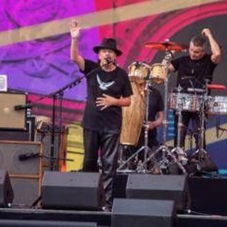 Carlos Santana collassa durante prove per il concerto: ricoverato