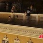 Allarme a Roma, due giovani sul cornicione in pieno centro