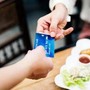 Paghi con la carta in vacanza? 10 consigli per usarla riducendo rischi e costi