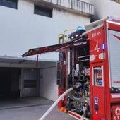 Roma, incendio in un box di via Vitellia: auto elettrica coinvolta, 6 intossicati Roma, incendio in un box di via Vitellia: auto elettrica coinvolta, 6 intossicati