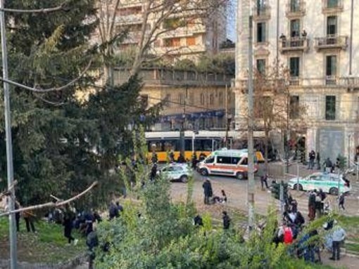 Milano, tram deraglia in centro