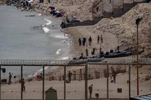 Ceuta, allerta per un nuovo assalto: il Marocco blocca centinaia di migranti Ceuta, allerta per un nuovo assalto: il Marocco blocca centinaia di migranti