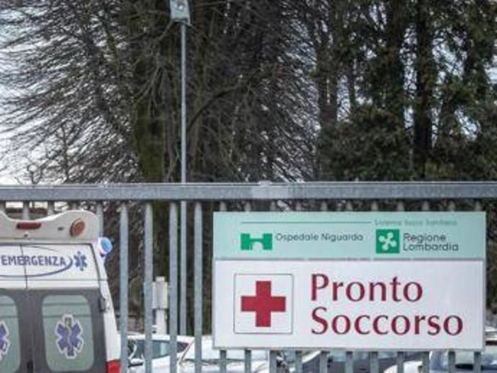 Milano, bambino di tre anni precipita dal balcone: è grave