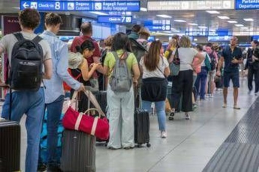 Ebola, obbligo di dichiarazione per chi arriva da Congo o Uganda: l'ordinanza Ebola, obbligo di dichiarazione per chi arriva da Congo o Uganda: l'ordinanza