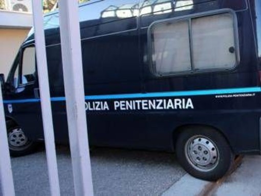 Rivolta nel carcere di Rieti, sala ricreativa in fiamme: 6 agenti penitenziari in ospedale