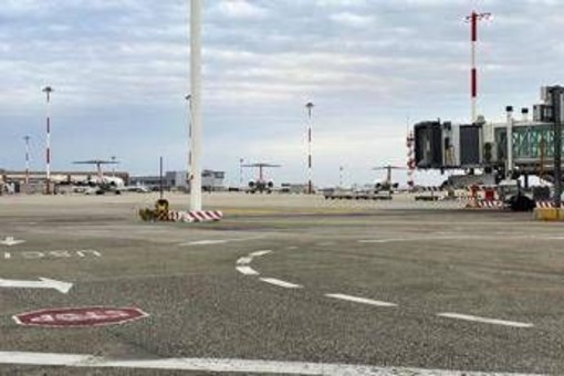 Fumo in cabina su aereo Air France, atterraggio d'emergenza a Venezia: paura per 168 passeggeri