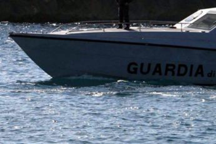 Bimba si tuffa da catamarano ma si ferisce alla testa, salvata nelle acque davanti a Palmarola Bimba si tuffa da catamarano ma si ferisce alla testa, salvata nelle acque davanti a Palmarola