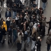 Tensione a Losanna con un automobilista durante la manifestazione dei giovani contro il capitalismo Tensione a Losanna con un automobilista durante la manifestazione dei giovani contro il capitalismo