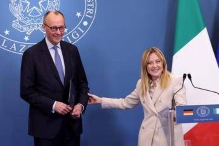 Asse tra Germania e Italia per l'Europa, Macron rilancia con gli eurobond e il 'buy european'