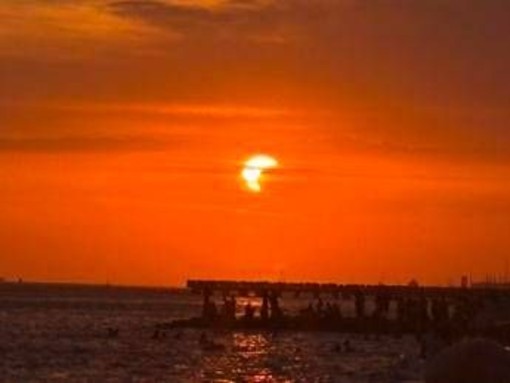 Eclissi parziale di sole, lo spettacolo al tramonto nei cieli d'Italia Eclissi parziale di sole, lo spettacolo al tramonto nei cieli d'Italia