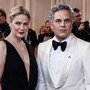 Golden Globes, da Ruffalo a Lyonne: le celebrità indossano spille di protesta contro l'ICE