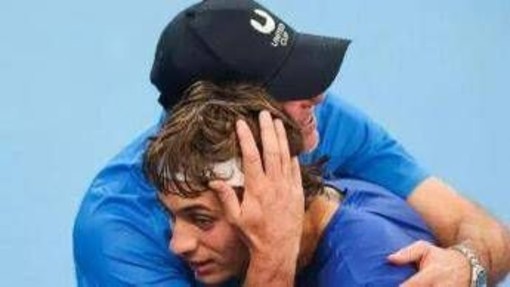 Australian Open, tennisti in crisi tra caldo e dolori. Bassetti: "Condizioni perfette per i virus" Australian Open, tennisti in crisi tra caldo e dolori. Bassetti: "Condizioni perfette per i virus"