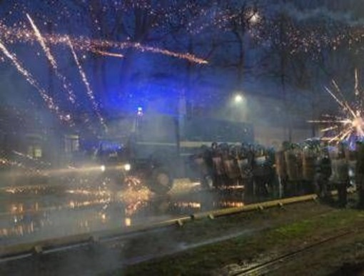 Scontri Askatasuna, tre persone arrestate: una ha aggredito il poliziotto