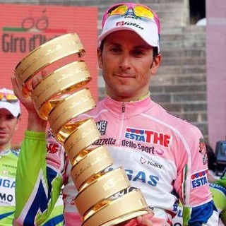 Fumo, Ivan Basso: "Da sportivo ed ex paziente oncologico dico sì a sigarette più care"