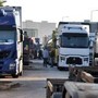 Protesta autotrasportatori, blocchi sospesi in Calabria e Sicilia: oggi il decreto del governo Protesta autotrasportatori, blocchi sospesi in Calabria e Sicilia: oggi il decreto del governo