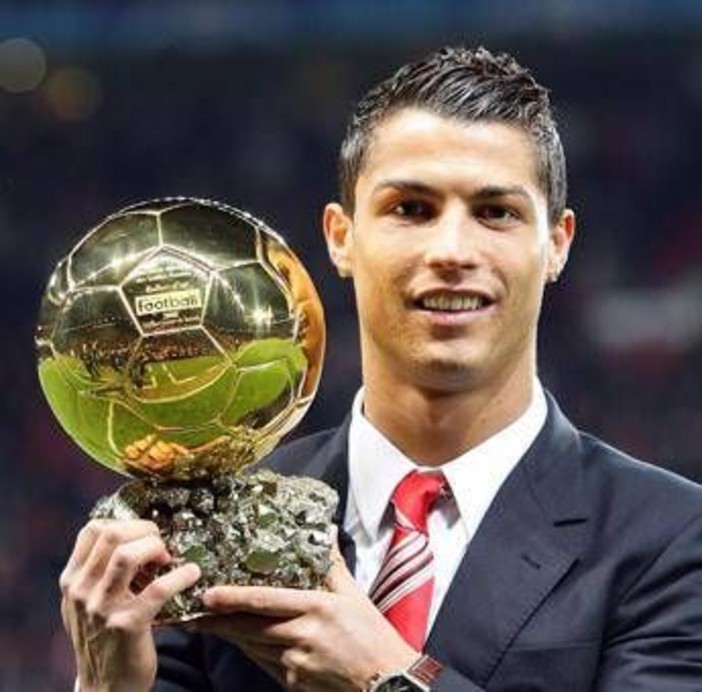 Cristiano Ronaldo batte Messi, è suo il Pallone d'Oro di tutti i tempi. Poi sui social: "Il calcio è dei tifosi!"