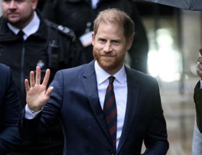 Harry torna a Londra senza Meghan e i figli: la decisione 'last minute'