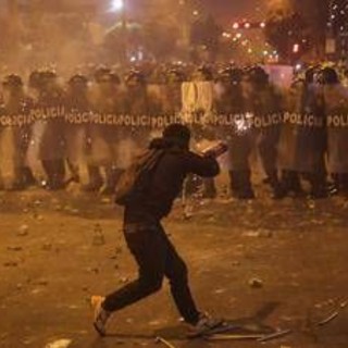 Perù, scontri a Lima dopo manifestazione contro nuovo governo: un morto e oltre 100 feriti