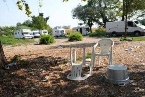 Donna investita e uccisa a Milano, famiglie dei minori alla guida dell'auto rubata lasciano il campo rom