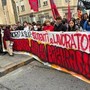 Torino, bidoni di letame rovesciati davanti al municipio prima del corteo per lo sciopero generale: il video