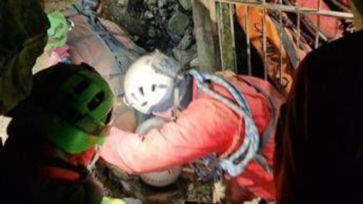 Salvo lo speleologo bloccato a 120 metri di profondità in Piemonte, estratto dopo 12 ore