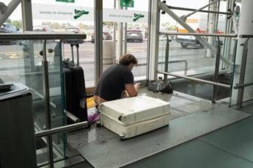 Etna, continua l'emissione di cenere dal vulcano: prorogata la sospensione dei voli a Catania Etna, continua l'emissione di cenere dal vulcano: prorogata la sospensione dei voli a Catania