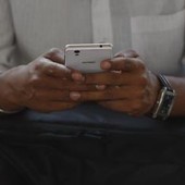 Foglia di alloro nella cover del telefono, il significato del trend: porta davvero fortuna?