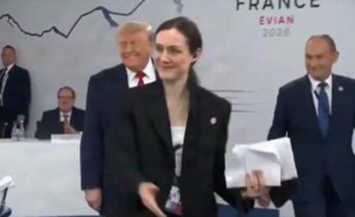 G7, Trump arriva per ultimo alla riunione dei leader: "Sono il boss"