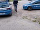 Milano, aggressione contro la polizia: circondano una volante, calci e pugni agli agenti e li minacciano con i cani