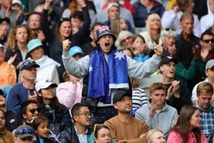 Urlano, cantano e vengono 'ammoniti' dall'arbitro: tifosi molesti (e ubriachi) agli Australian Open Urlano, cantano e vengono 'ammoniti' dall'arbitro: tifosi molesti (e ubriachi) agli Australian Open