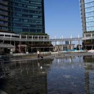 Milano, donna accoltellata in piazza Gae Aulenti Milano, donna accoltellata in piazza Gae Aulenti