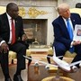 Trump e il &quot;genocidio dei bianchi&quot; in Sudafrica: agguato con video a presidente Ramaphosa