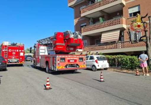 Roma, incendio a via Chiusdino: quattro persone in ospedale dopo aver inalato fumo Roma, incendio a via Chiusdino: quattro persone in ospedale dopo aver inalato fumo