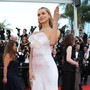 Laila Hasanovic conquista Cannes, la fidanzata di Sinner sfila con l'abito da 'sposina' Laila Hasanovic conquista Cannes, la fidanzata di Sinner sfila con l'abito da 'sposina'