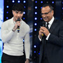 Tony Effe assente ai Tim Summer Hits, Carlo Conti spiega: &quot;È incinto&quot;