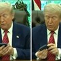 Trump e il telefono che disturba. Sorpresa, è il suo - Video