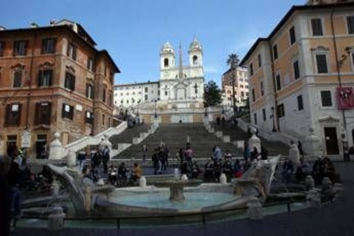 Roma, turista spagnola muore cadendo da parapetto Trinità dei Monti