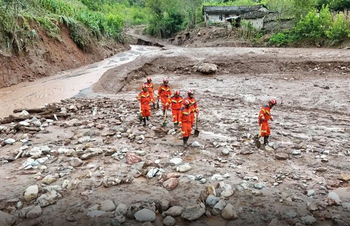 Cina, colata di fango nel Sichuan. Due morti e tre dispersi Cina, colata di fango nel Sichuan. Due morti e tre dispersi