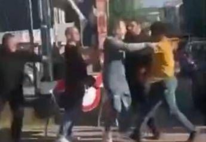 Caos Verona, Orban litiga con un tifoso dopo ko contro Il Milan: cos'è successo