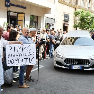 A Militello l’ultimo saluto a Pippo Baudo, alle 9 apre camera ardente