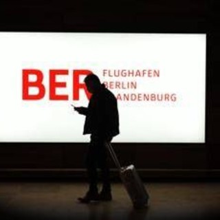 Germania, allerta droni all'aeroporto di Berlino: voli sospesi e dirottati per circa 2 ore Germania, allerta droni all'aeroporto di Berlino: voli sospesi e dirottati per circa 2 ore