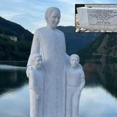 Don Milani, inaugurata la statua con frase anti-comunista: scoppia la polemica Don Milani, inaugurata la statua con frase anti-comunista: scoppia la polemica